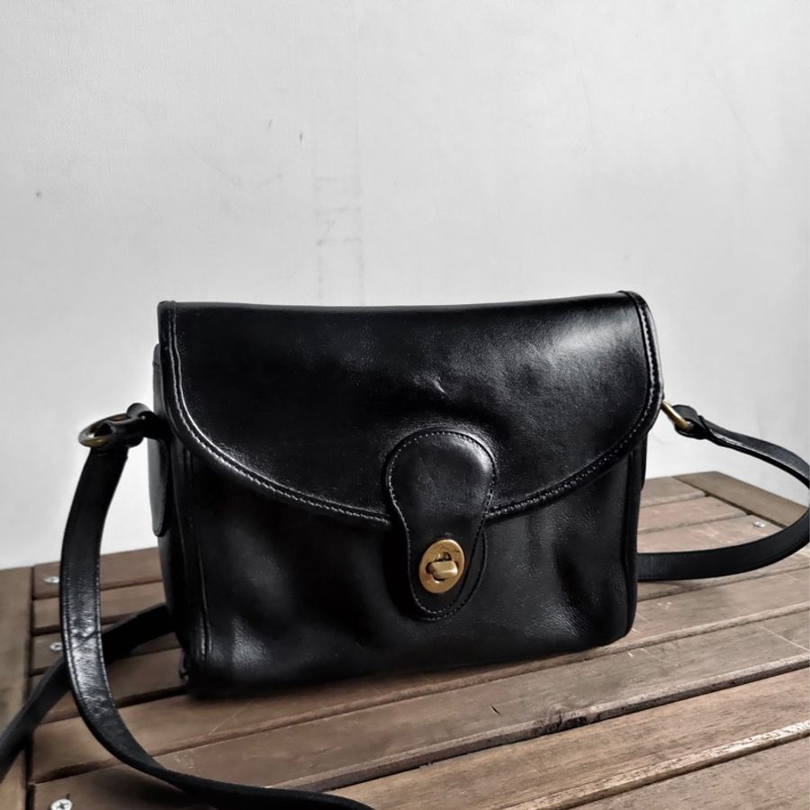 美製老品 #COACH 黑色小方包 黃銅釦 / 美式 / 古典 / 老包 / 信封包 / VTG-11