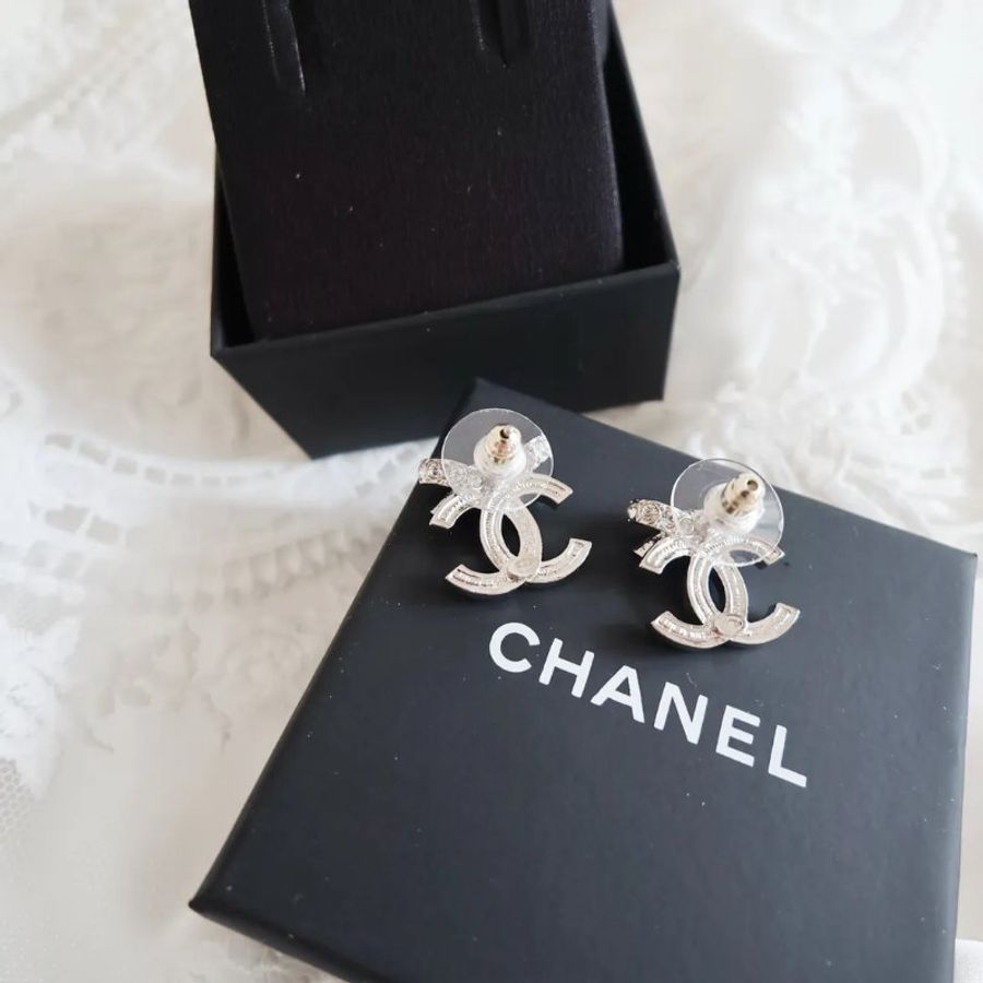 Chanel 銀色CC Logo 蝴蝶結耳環-9