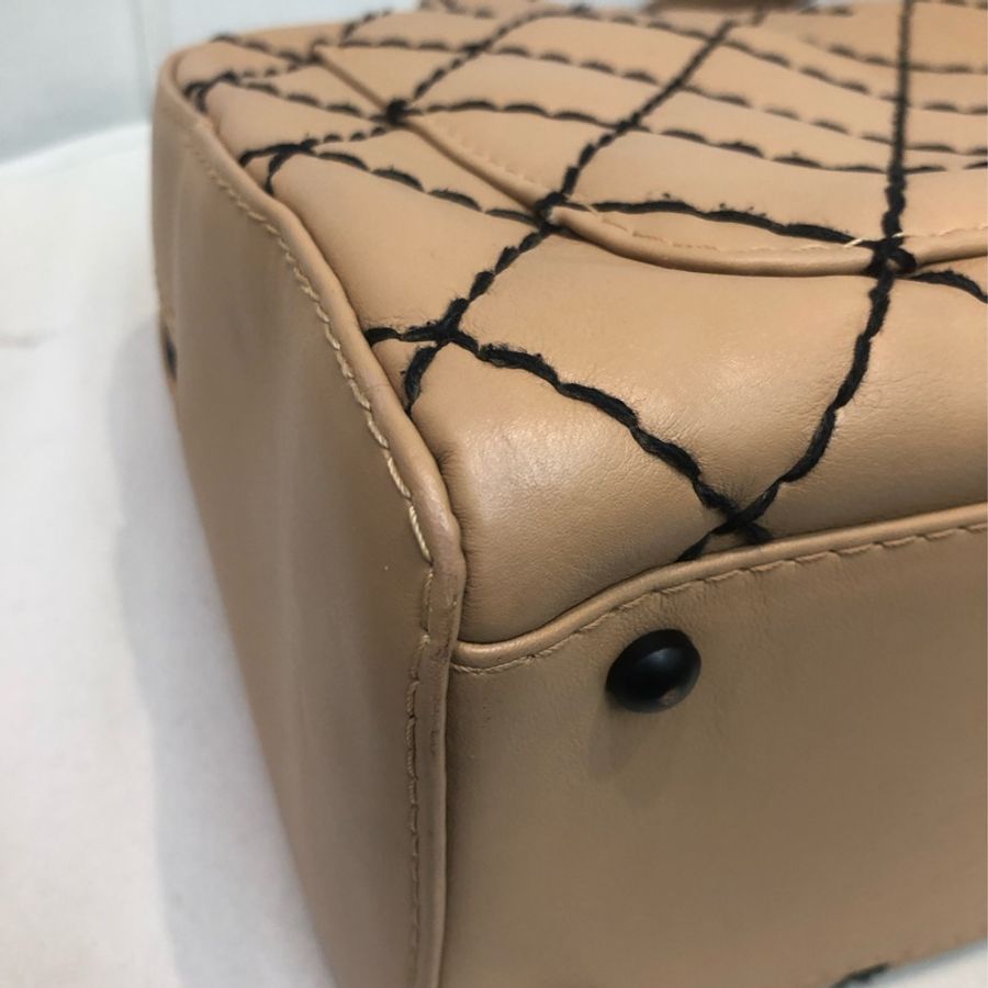 Chanel 奶茶外縫線保齡袋 XA707-9