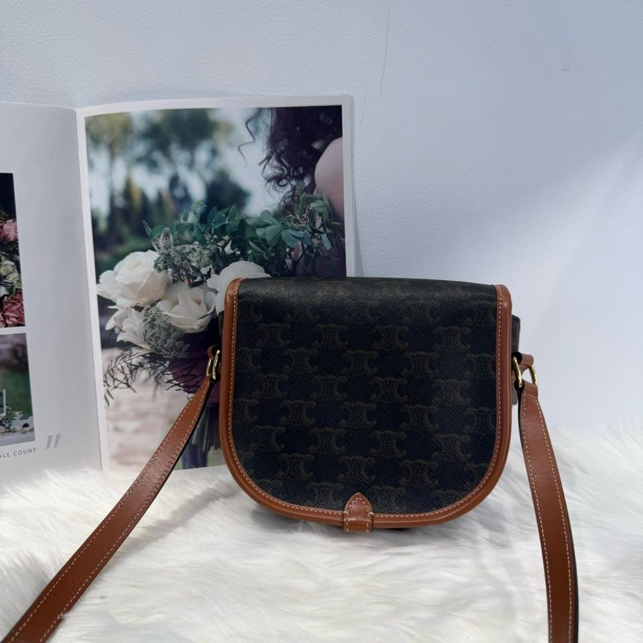 Celine 經典Triomphe 中型馬鞍包-6