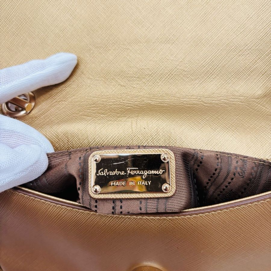 Salvatore Ferragamo 金色鏈條單肩包。稀有顏色。-6