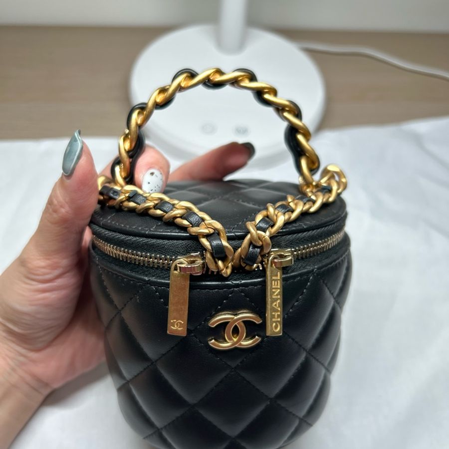 Chanel 手提鏈條小水桶包(既廢又可愛仍算實用)-1