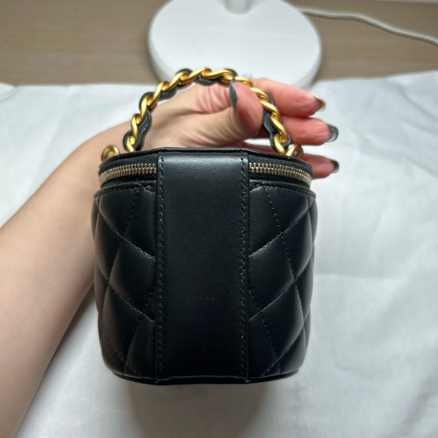 Chanel 手提鏈條小水桶包(既廢又可愛仍算實用)-13