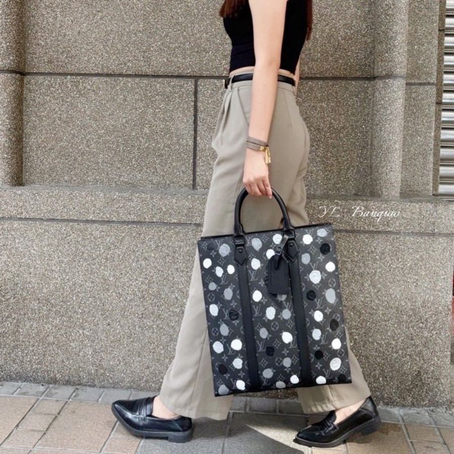 LV 草間彌生聯名款黑原花圓點琴譜包 M46404-0