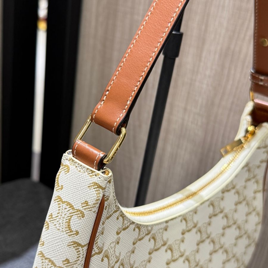 近新 CELINE TRIOMPHE Ava 老花白色帆布拼焦糖皮革金釦腋下包 彎月包 肩背包-3