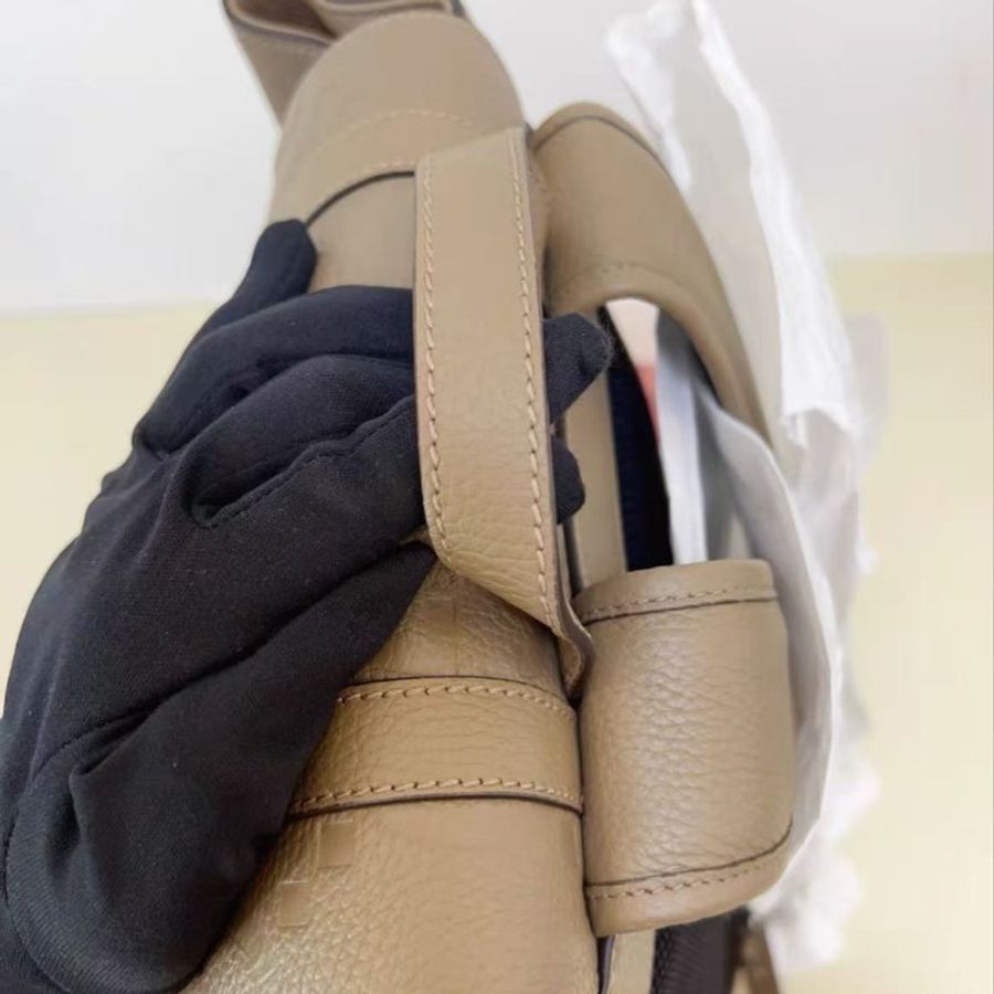 Gucci 經典雙g老花壓紋卡其色後背包 全新閒置  配件塵袋-5