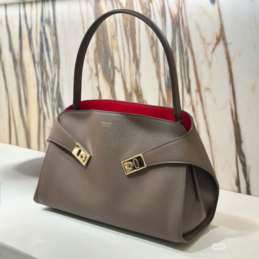 🎉新品好折扣✨Ferragamo 780592 中款小牛皮雙色Hug包 咖啡色/紅色-3