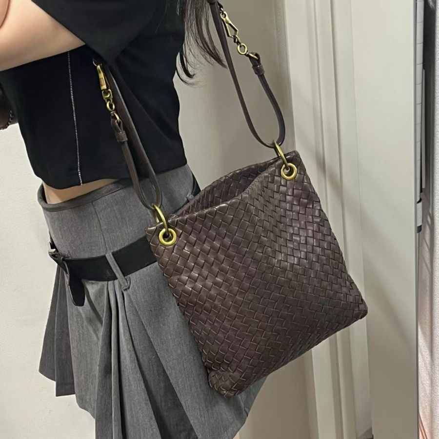 「JL精品代購」BV葆蝶巧克力色編織豎版肩帶托特包-1