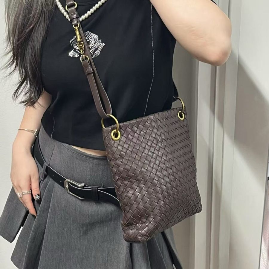 「JL精品代購」BV葆蝶巧克力色編織豎版肩帶托特包-2