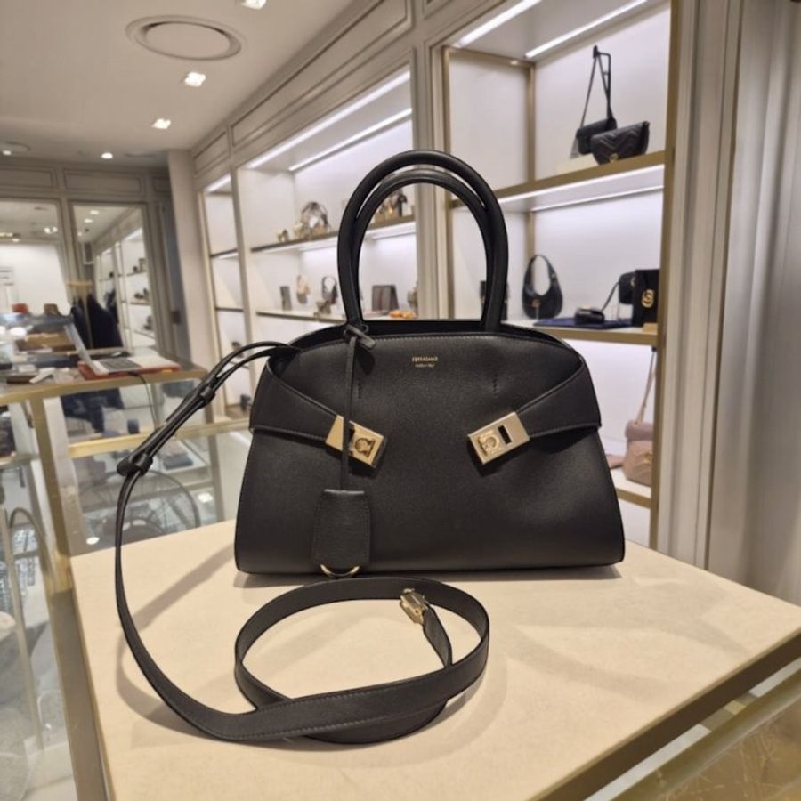 🎉新品好折扣✨Salvatore Ferragamo 766758 小款 粒紋小牛皮 Hug 包 黑色-1