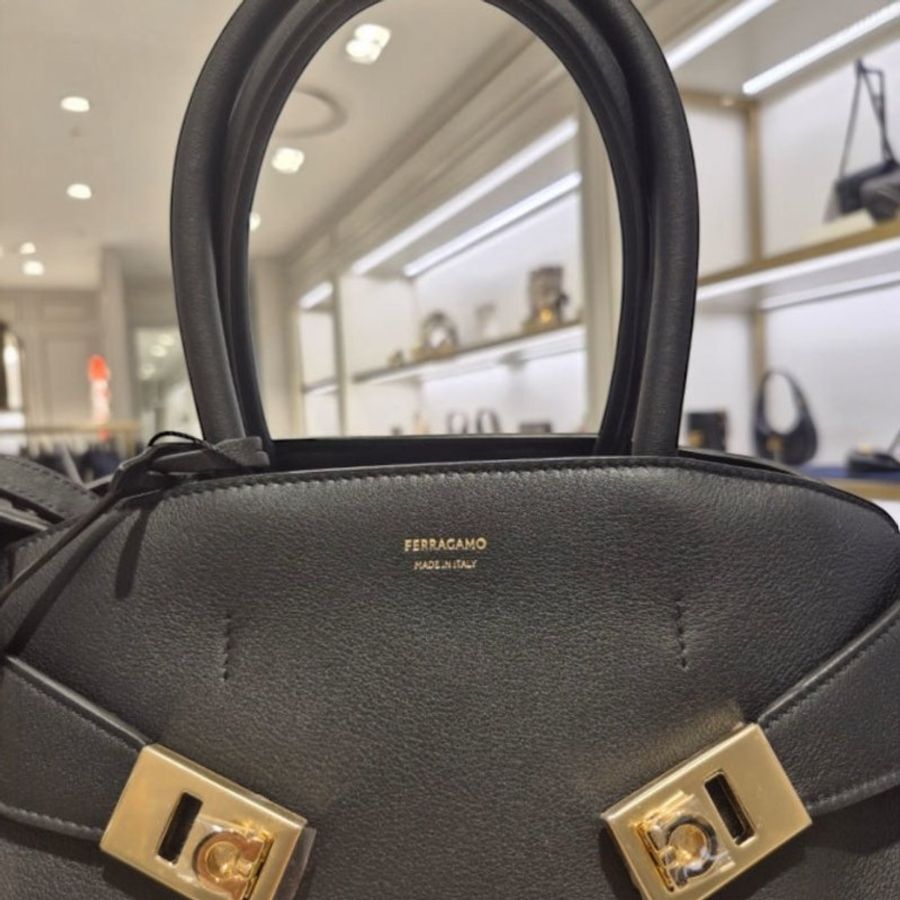 🎉新品好折扣✨Salvatore Ferragamo 766758 小款 粒紋小牛皮 Hug 包 黑色-4