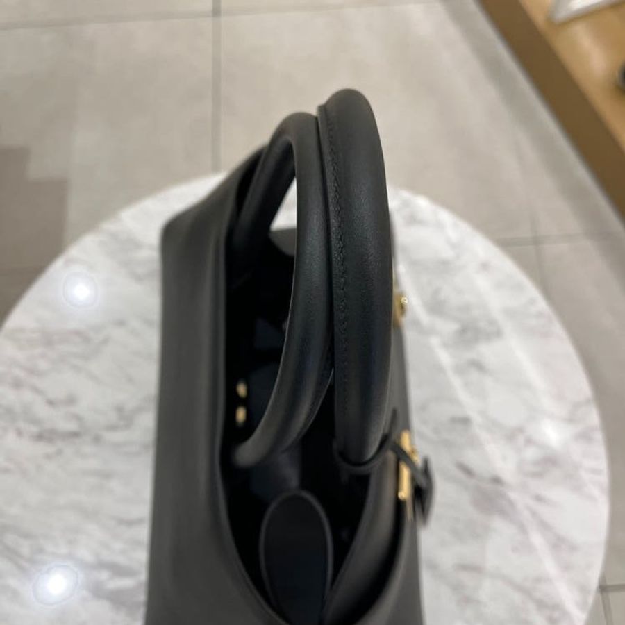 🎉新品好折扣✨Salvatore Ferragamo 766758 小款 粒紋小牛皮 Hug 包 黑色-6