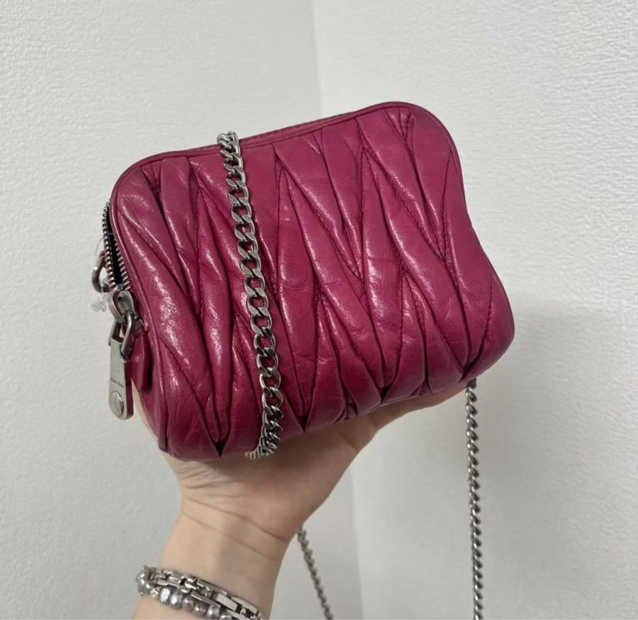 「JL精品代購」Miumiu褶皺牛皮玫粉色迷你雙層鏈條小包-3