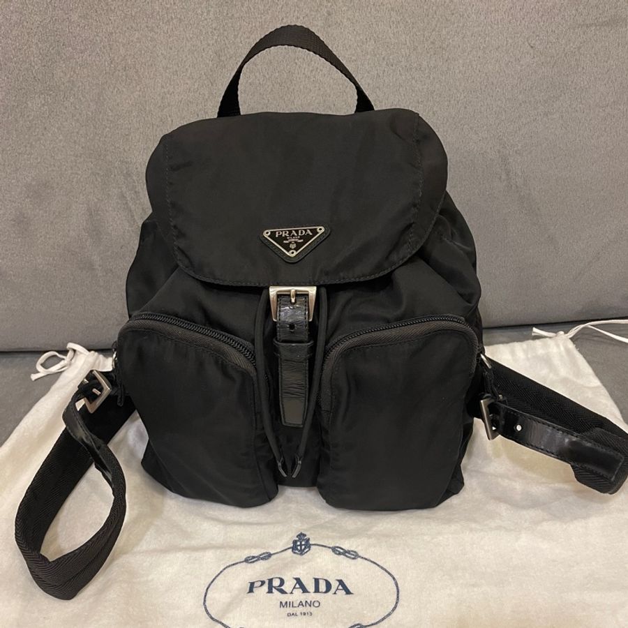 Prada 黑色 小號 Re-Nylon 系列 三角鐵牌Logo 後背包-0