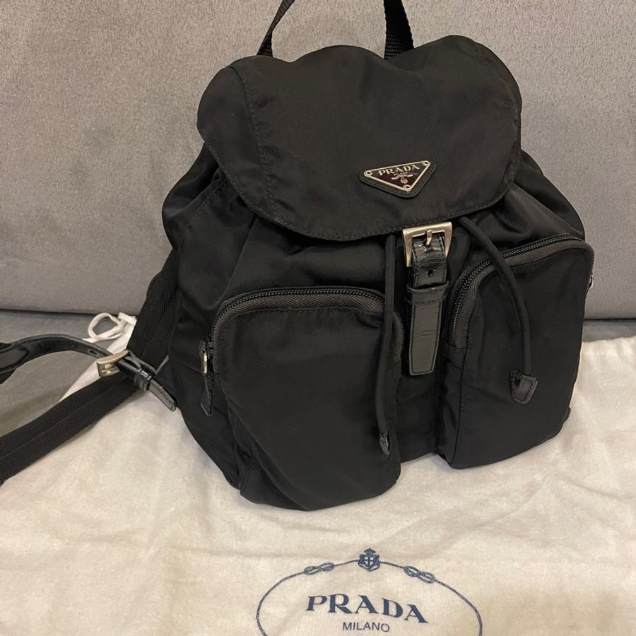 Prada 黑色 小號 Re-Nylon 系列 三角鐵牌Logo 後背包-1