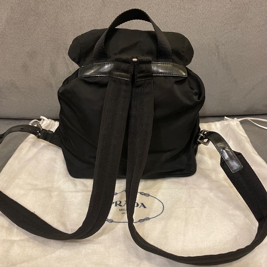 Prada 黑色 小號 Re-Nylon 系列 三角鐵牌Logo 後背包-2