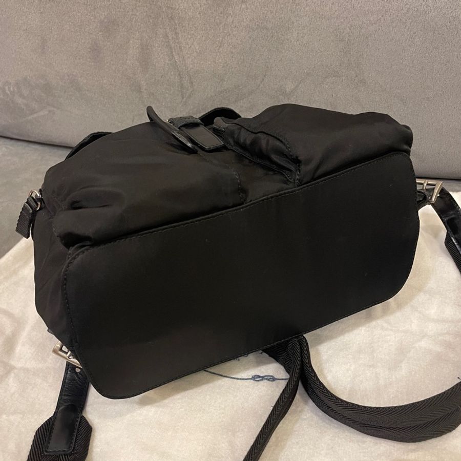 Prada 黑色 小號 Re-Nylon 系列 三角鐵牌Logo 後背包-3