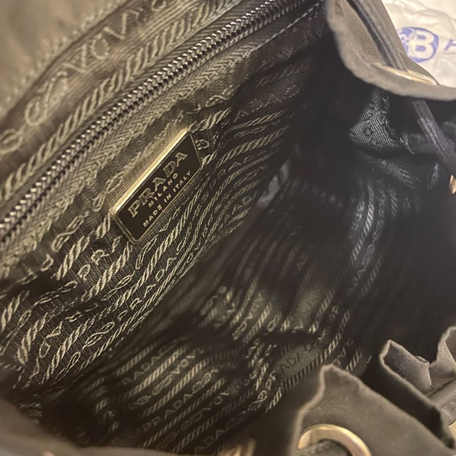 Prada 黑色 小號 Re-Nylon 系列 三角鐵牌Logo 後背包-5
