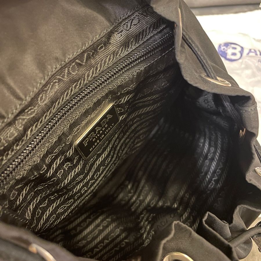 Prada 黑色 小號 Re-Nylon 系列 三角鐵牌Logo 後背包-6