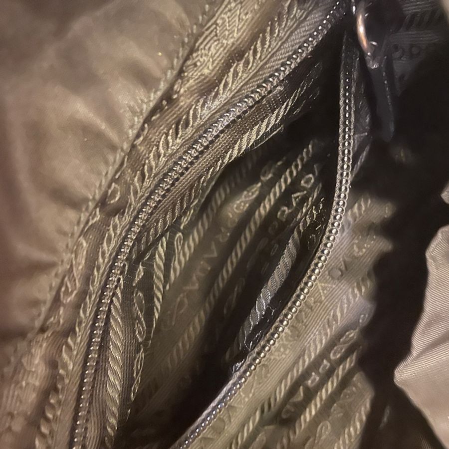 Prada 黑色 小號 Re-Nylon 系列 三角鐵牌Logo 後背包-7