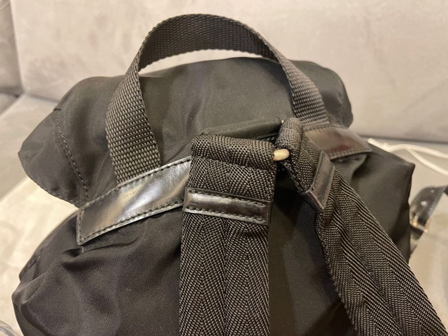 Prada 黑色 小號 Re-Nylon 系列 三角鐵牌Logo 後背包-10