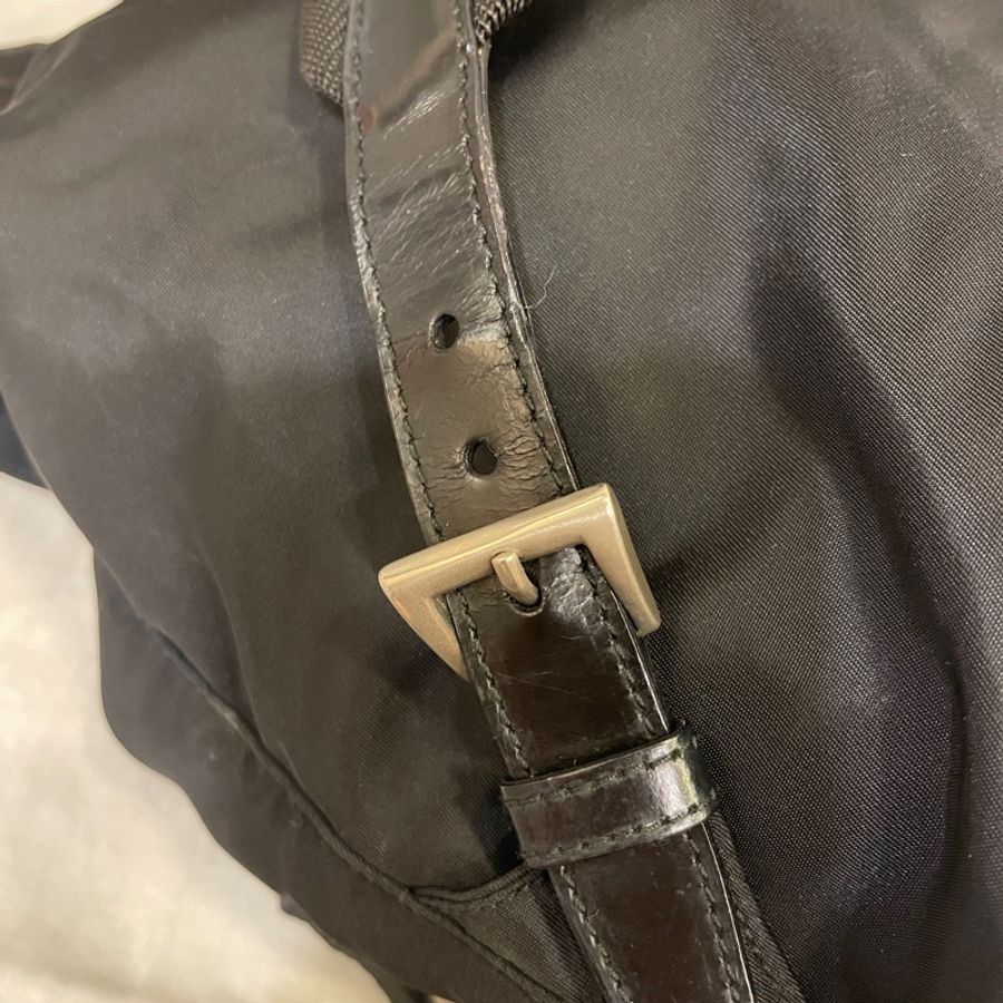 Prada 黑色 小號 Re-Nylon 系列 三角鐵牌Logo 後背包-11