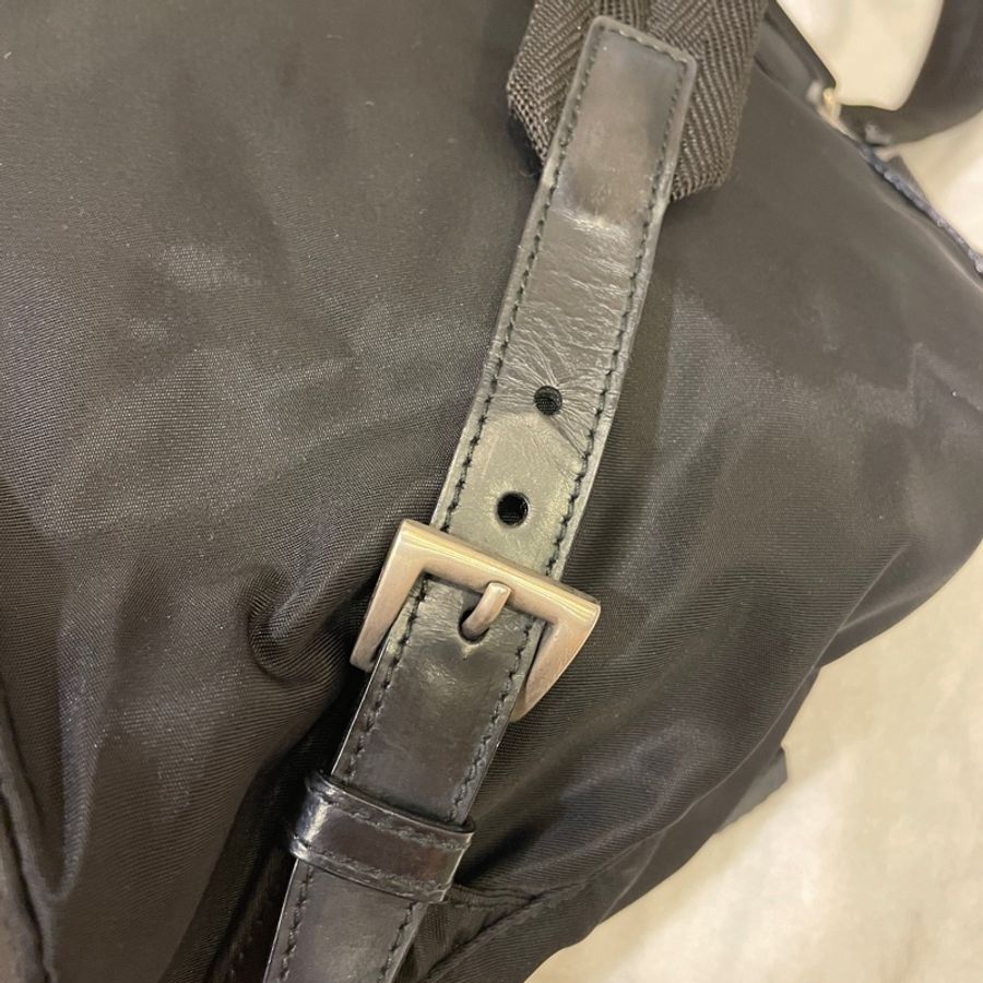 Prada 黑色 小號 Re-Nylon 系列 三角鐵牌Logo 後背包-12