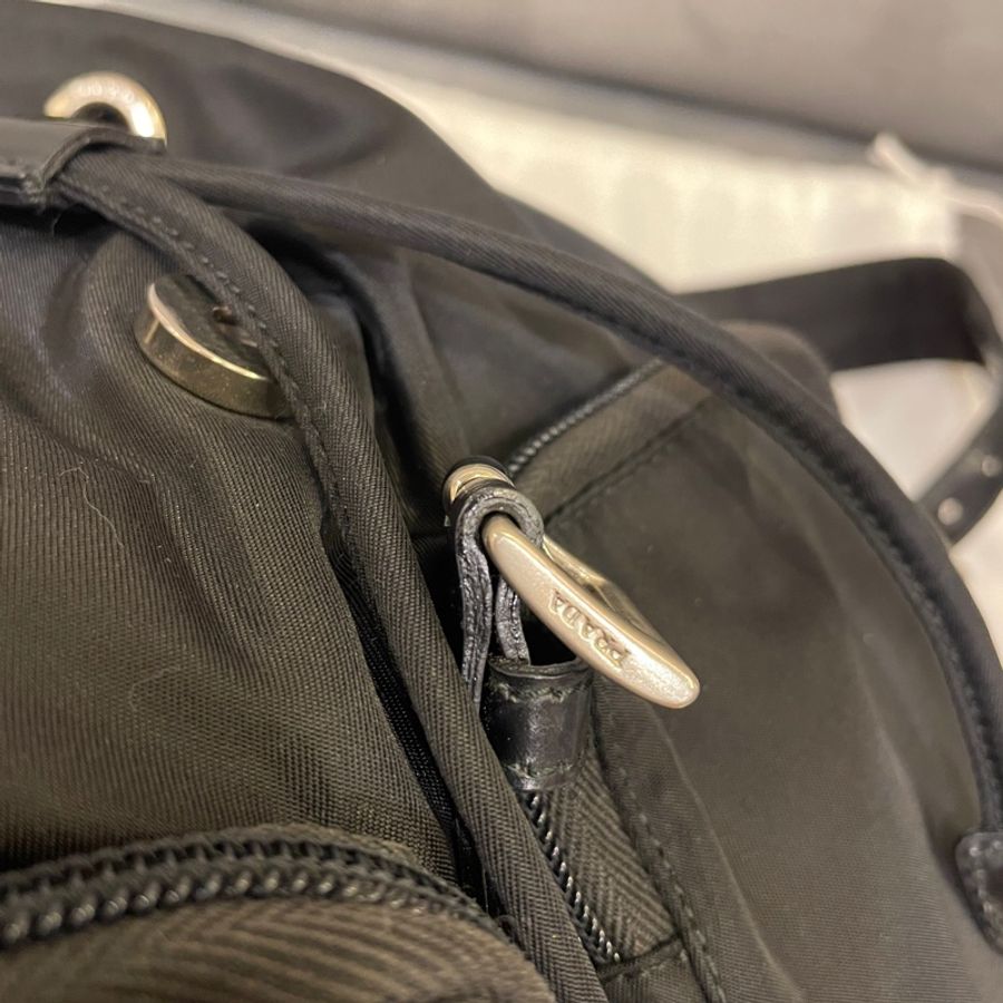 Prada 黑色 小號 Re-Nylon 系列 三角鐵牌Logo 後背包-15