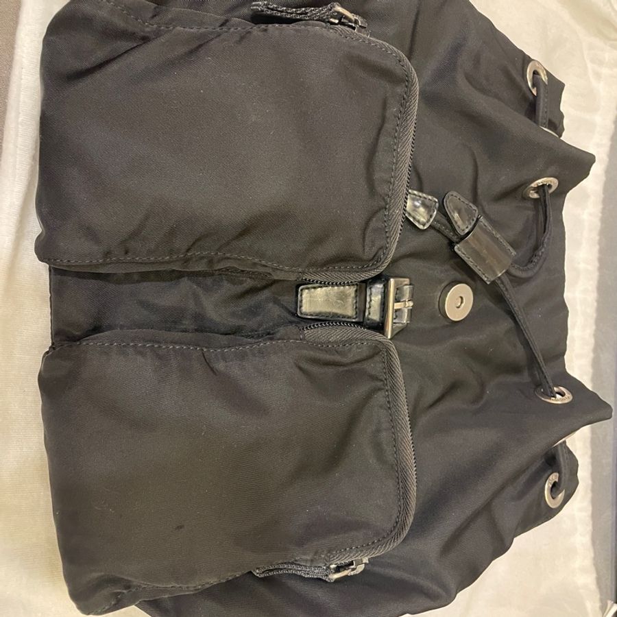 Prada 黑色 小號 Re-Nylon 系列 三角鐵牌Logo 後背包-16