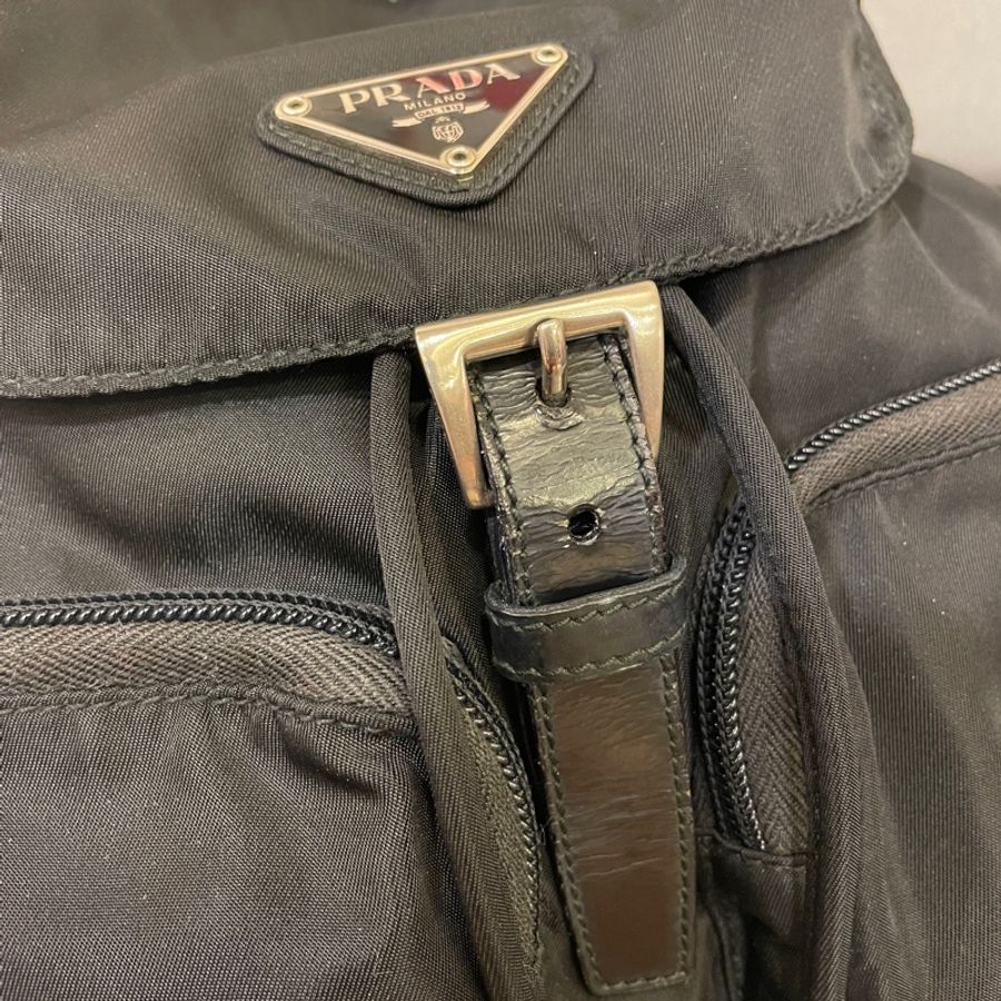 Prada 黑色 小號 Re-Nylon 系列 三角鐵牌Logo 後背包-17