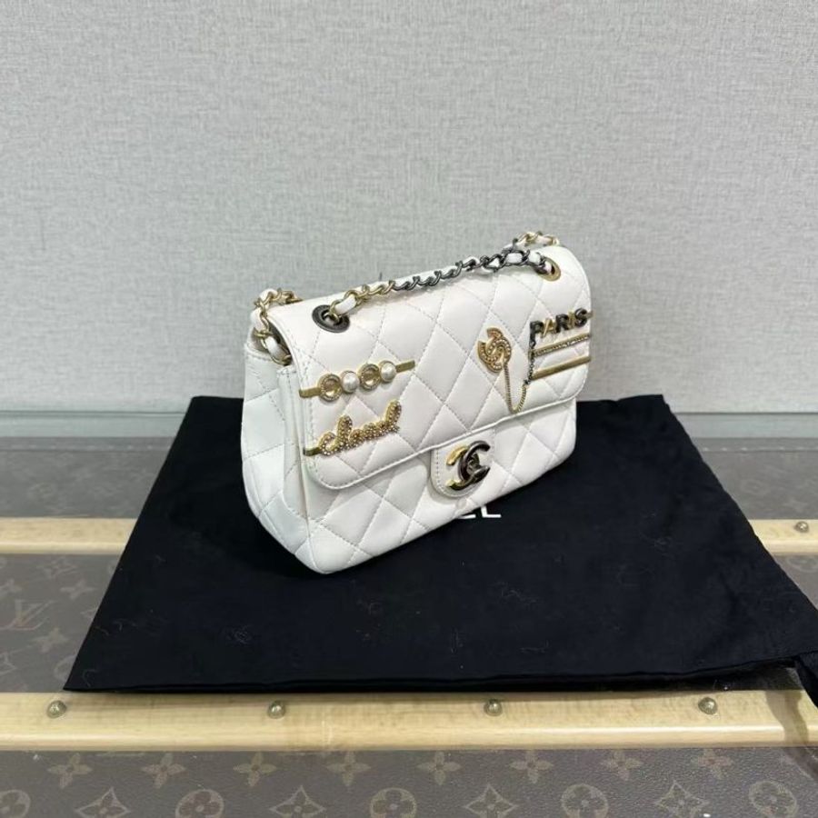 ✨CHANEL 白色鴛鴦扣徽章CF鍊條包 22*14*8 全新閒置配件塵袋-1