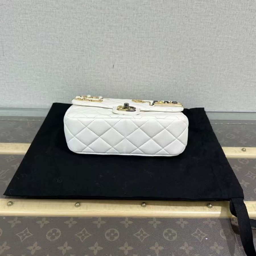 ✨CHANEL 白色鴛鴦扣徽章CF鍊條包 22*14*8 全新閒置配件塵袋-3
