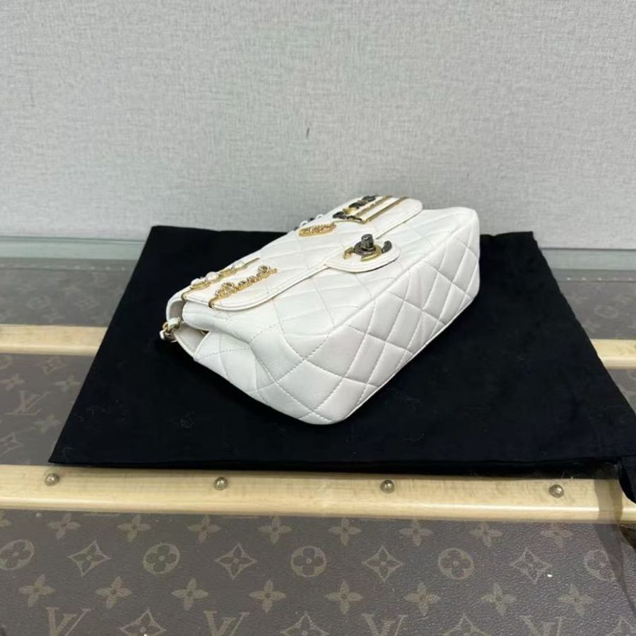 ✨CHANEL 白色鴛鴦扣徽章CF鍊條包 22*14*8 全新閒置配件塵袋-4