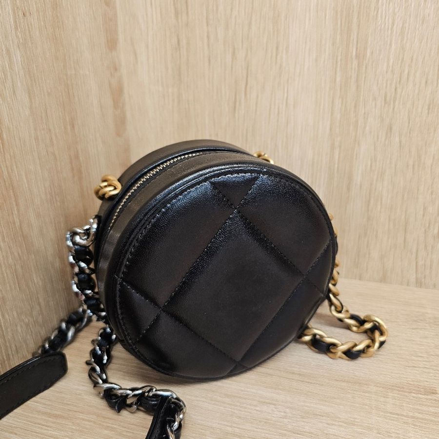 [圓餅包控美品❣️] Chanel 19黑金圓餅斜背包-1