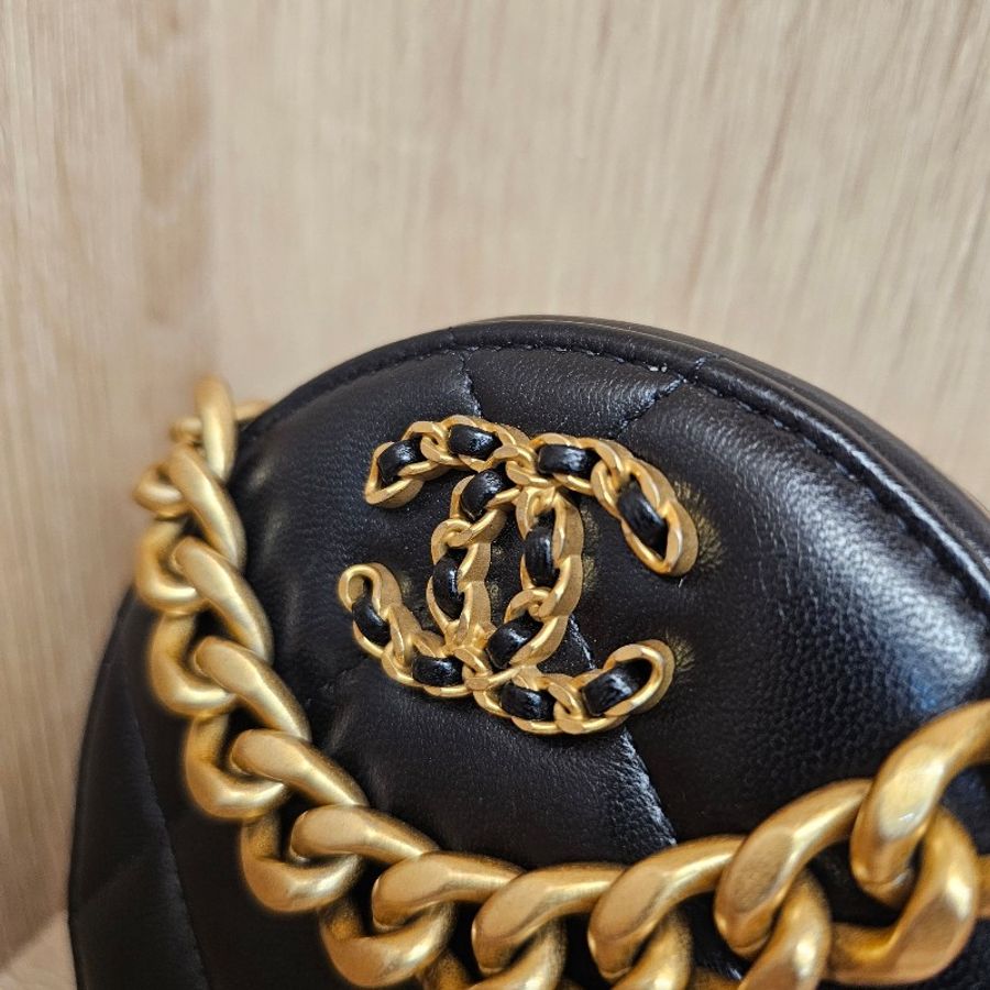 [圓餅包控美品❣️] Chanel 19黑金圓餅斜背包-18