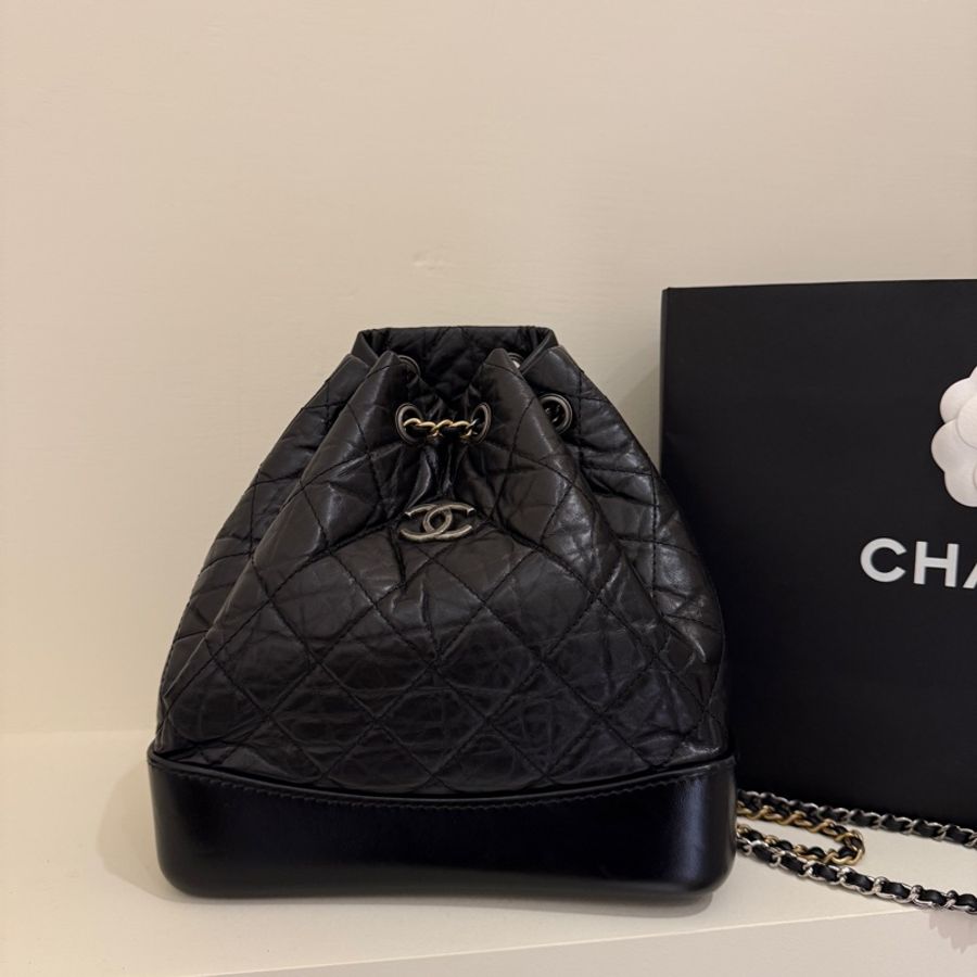 CHANEL 香奈兒 GABRIELLE 經典雙C LOGO小牛皮流浪後背包(黑色)-6