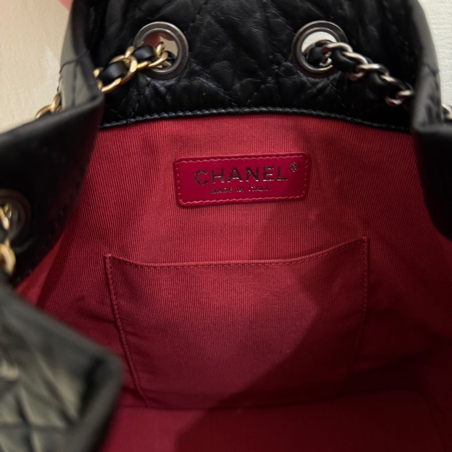 CHANEL 香奈兒 GABRIELLE 經典雙C LOGO小牛皮流浪後背包(黑色)-12
