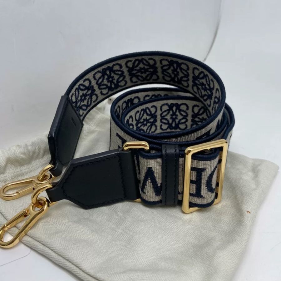 #櫃上售近3️⃣萬 #全新閒置 Loewe經典刺繡背袋-2