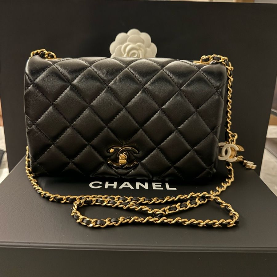 ［低調奢華之選] Chanel 24A flap bag - 白色琺瑯雙C調節扣 adjustable shoulder strap with CC logo clasp-0