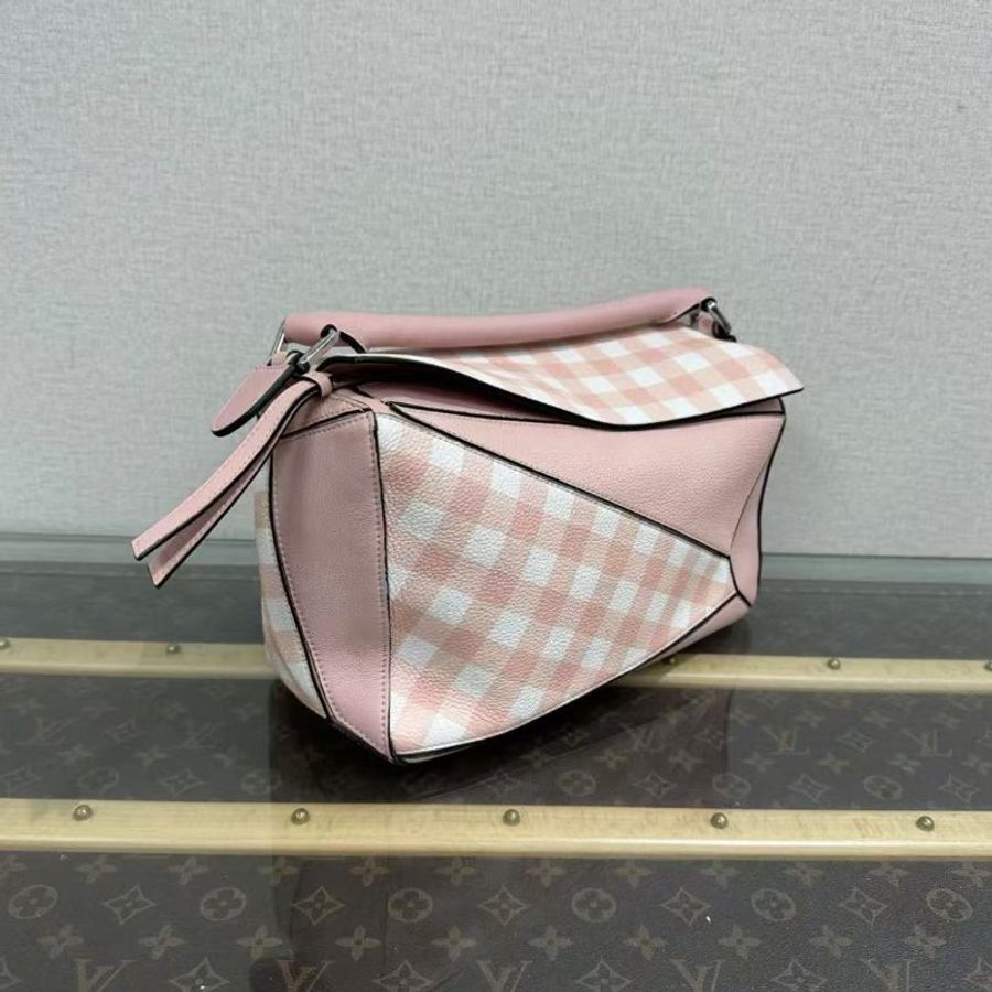 LOEWE 拼圖中號粉色銀扣肩背斜背包 28*18*12 98新配件塵袋-1
