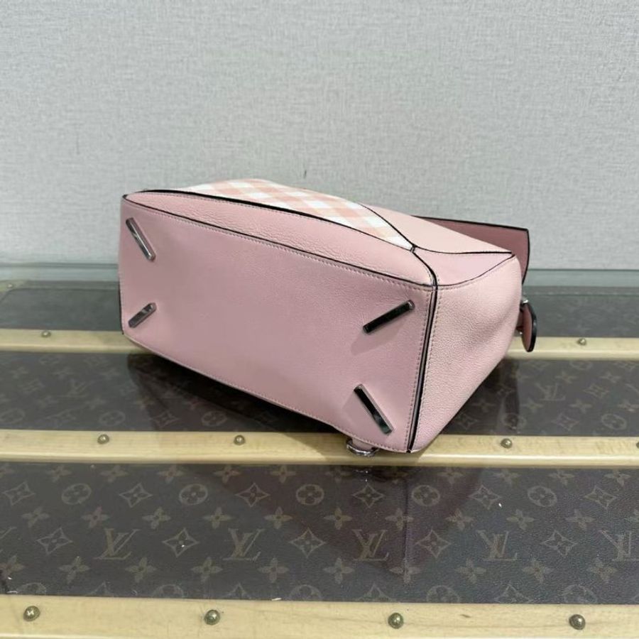 LOEWE 拼圖中號粉色銀扣肩背斜背包 28*18*12 98新配件塵袋-2
