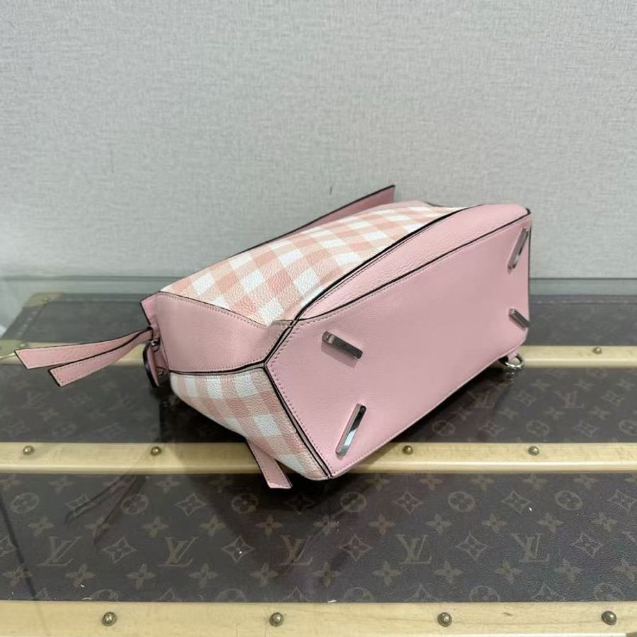 LOEWE 拼圖中號粉色銀扣肩背斜背包 28*18*12 98新配件塵袋-4