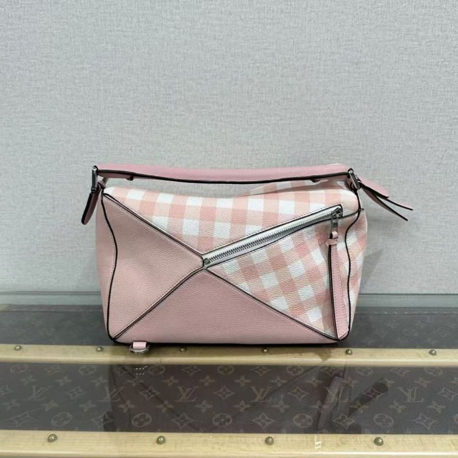 LOEWE 拼圖中號粉色銀扣肩背斜背包 28*18*12 98新配件塵袋-5