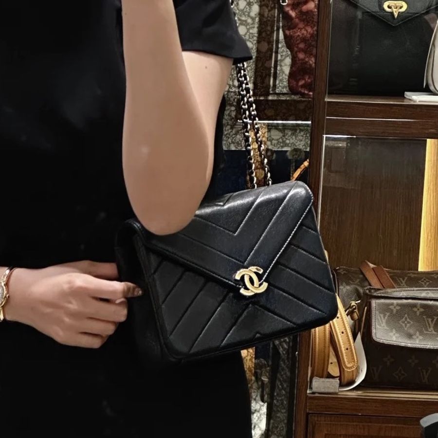 季節限量款🤩Chanel V紋黑金鏈條信封包✉️-1
