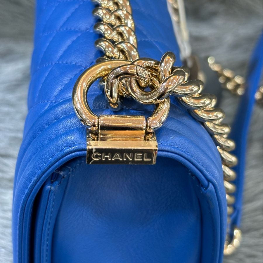 CHANEL A67086 COCO BOY 25 閃電藍羊皮 菱格 淡金釦 斜背包肩背包男孩包口蓋包-5