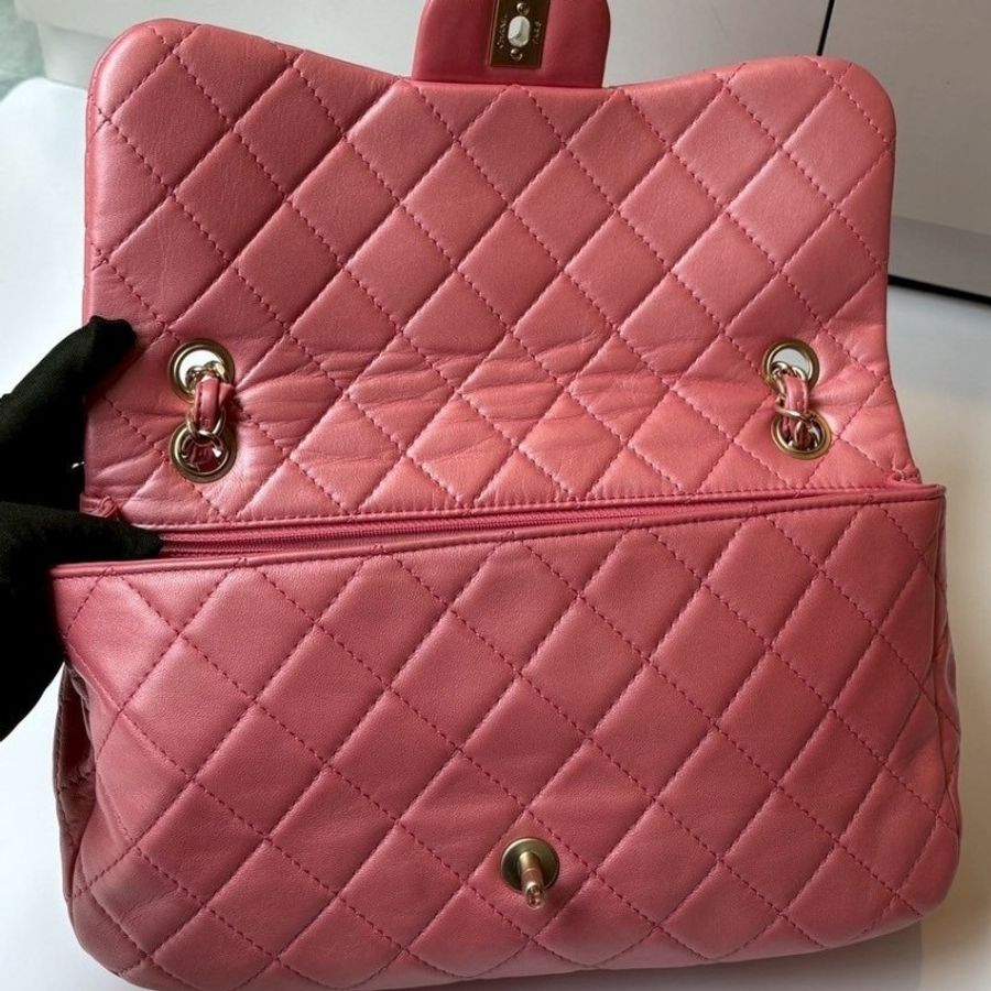 Chanel 淡金鍊珠光粉皮革寶石釦口蓋包-16