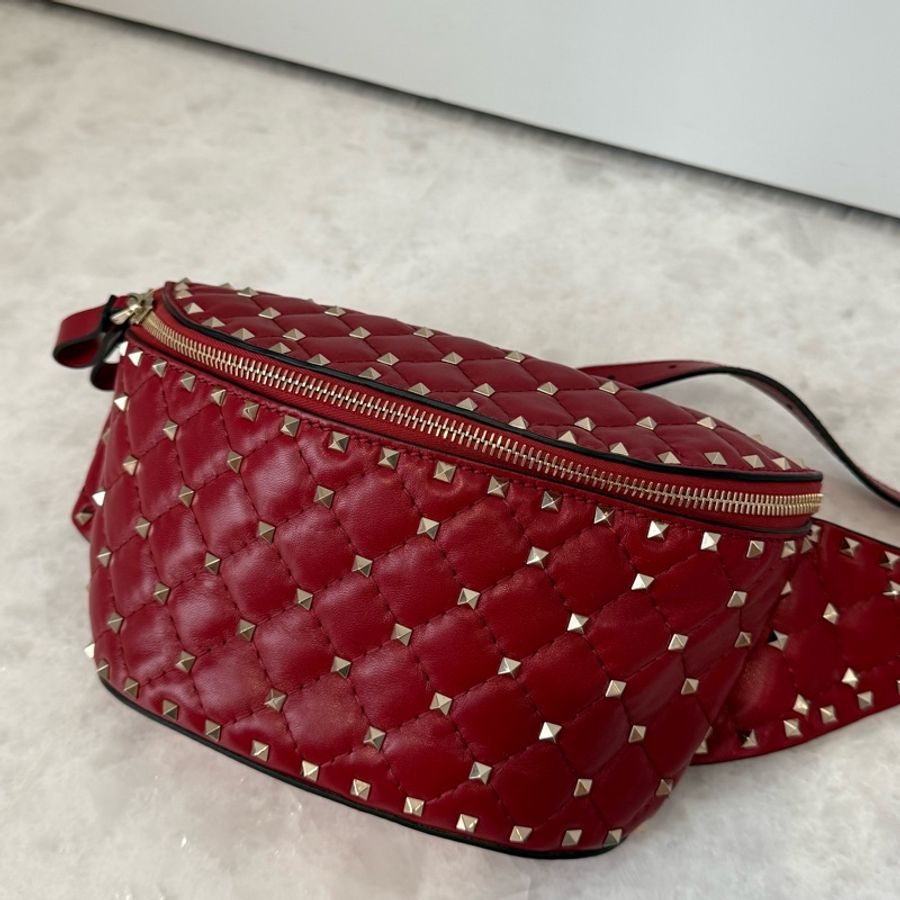 Valentino Rockstud Spike Belt Bag|紅色絎縫牛皮釘飾腰包-0