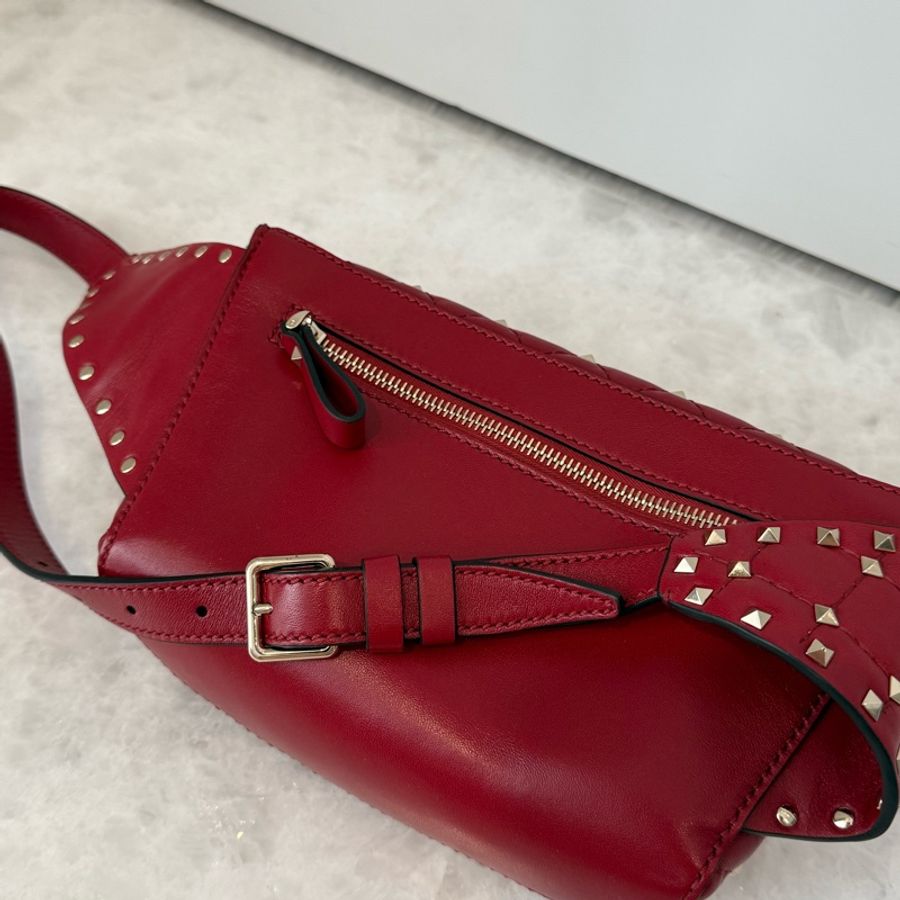 Valentino Rockstud Spike Belt Bag|紅色絎縫牛皮釘飾腰包-1