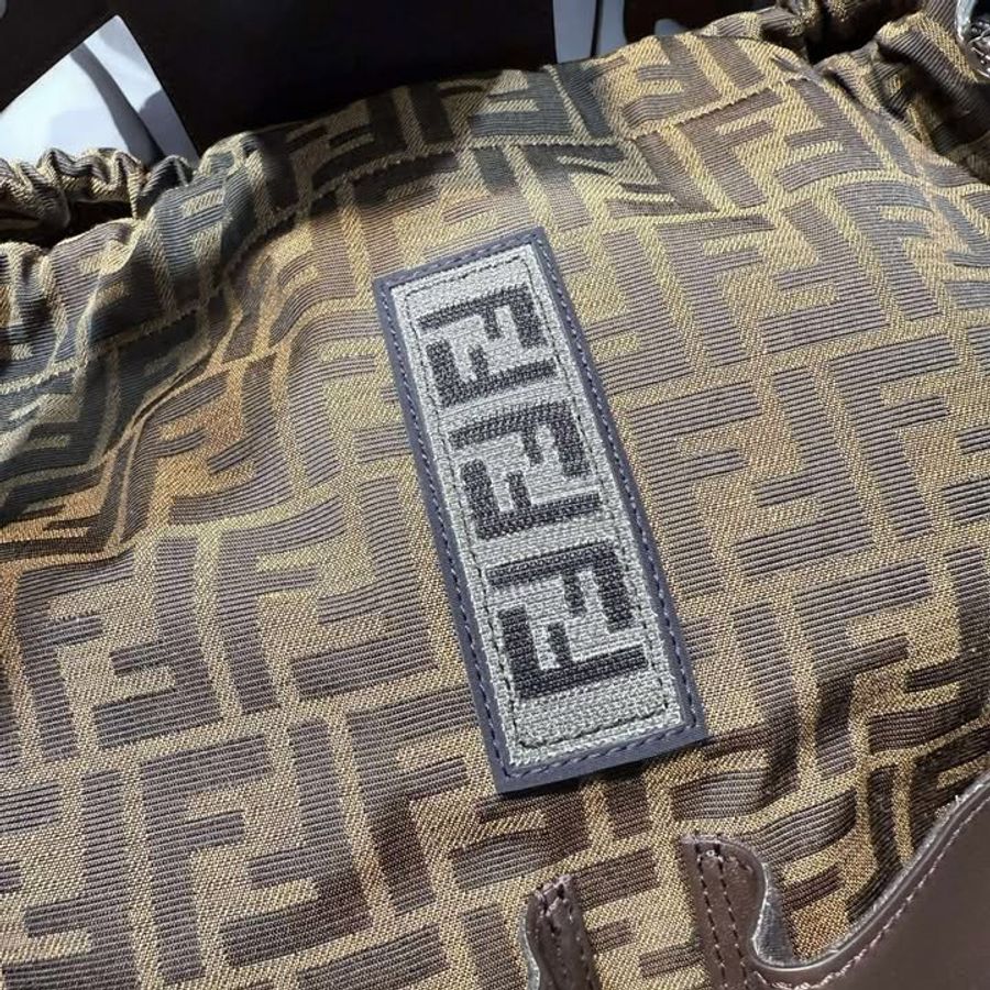 FENDI Strike皮拼布滿版LOGO後背包/咖-5