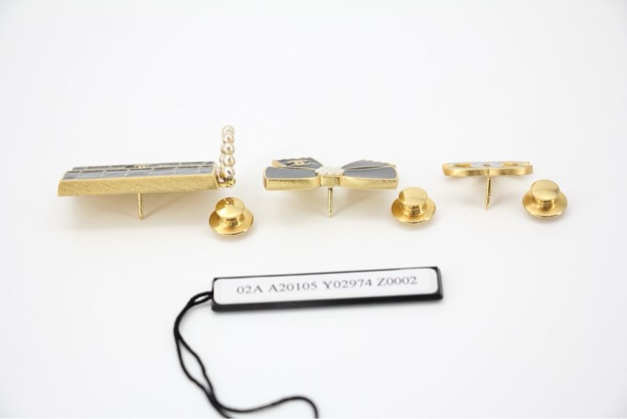 Chanel Vintage 02A 琺瑯黑色包蝴蝶結CC三件套裝胸針-7